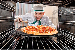 Одна з найгрубіших помилок при приготуванні піци будинку - ставити її в холодну духовку