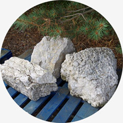 Камені для альпійської гірки можна придбати в спеціалізованих магазинах або через інтернет