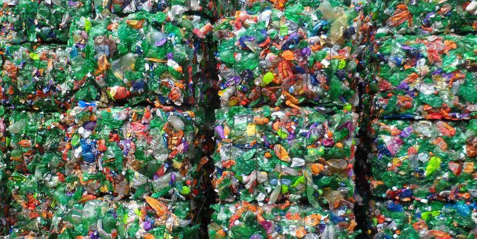 Проблема, з якою зіткнулися в великих містах - скупчення величезної кількості пластикових пляшок, які не розкладаються кілька років