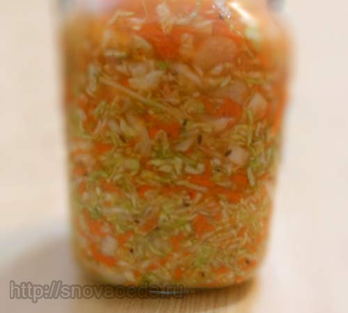 Капусту так само як і в попередньому рецепті нашаткувати, моркву натерти на крупній тёрке