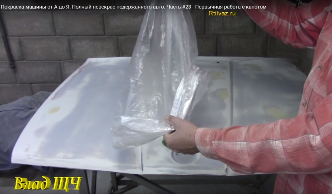 Потім на липку сторону клеїться плівка (ширина смуги приблизно 40 см), яка буде висіти, як ширма або все це загинається всередину капота