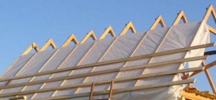 Гідроізоляція даху є найважливішим етапом будівництва будинку, так як захищає ваше житло від зовнішніх погодних факторів, будь то дощ або сніг, а