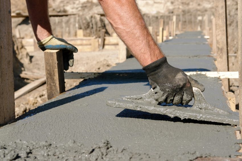 Так, відро ємністю 10 літрів, наповнене цементом, буде важити 12 кг (10 х 1200), де 1200 кг / м³ - щільність цементу при насипання, відро піску - 14 кг (10 х 1400), де 1400 кг / м³ - щільність піску , такий же обсяг гравію буде важити 15 кг, враховуючи його щільність