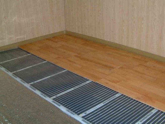 Електричні теплі підлоги можна поділити на два основних види: кабельні (котушки і мати) і плівкові