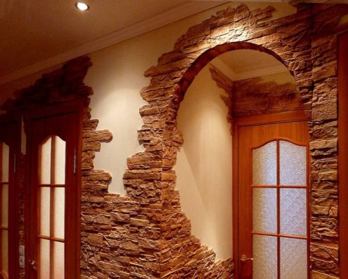 На фото ви можете побачити відкритий дверний проріз, оформлений декоративним каменем