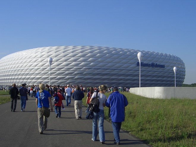 Стадіон Альянц Арена в Мюнхені   Чудовий мюнхенський стадіон Альянц Арена (Allianz Arena) - домашній стадіон всесвітньо відомого футбольного клубу Баварія