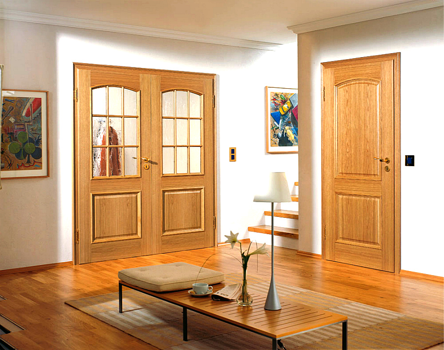 Міжкімнатні двері природного кольору дерева підійдуть під будь-який інтер'єр, практично в будь-якому стилі: класичному, кантрі, етно, бароко і т
