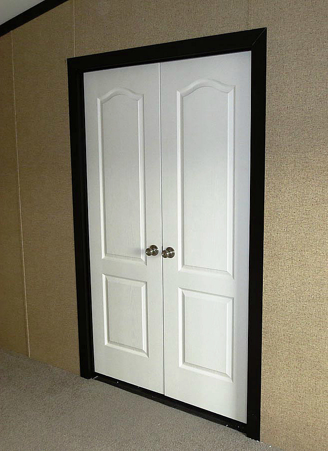 Найпростіший варіант - це білі двері, вони принесуть чистоту і легкість вашого будинку, не треба буде ламати голову з вибором кольору, та й білий класичний колір просто універсальний