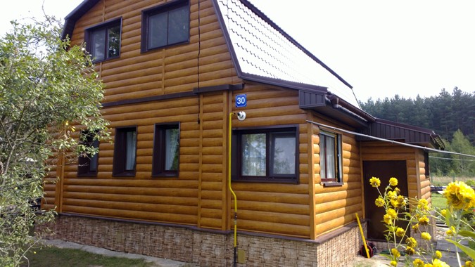 Дерев'яний блок-хаус використовують в індивідуальному житловому будівництві найбільш часто