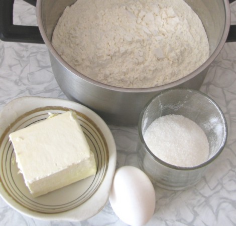 Для того щоб приготувати сирне пісочне печиво, використовуючи наведений нижче рецепт, знадобитися:   - сир жирний (краще домашній) або сирна маса - 200 г;   - масло або маргарин - 200 г;   - цукор - 1 склянки;   - яйця курячі - 2 шт