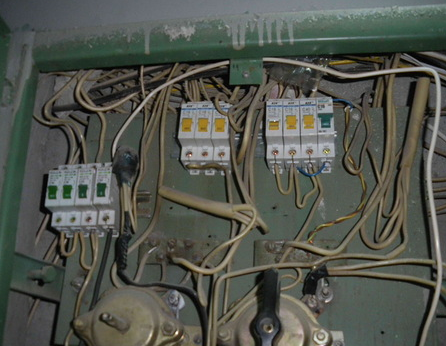 Якщо електроприлад пошкоджений, то він вживає підвищений струм, що обов'язково зводиться до завантаженості мережі і залученню автоматичного вимикача