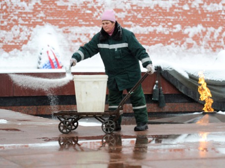 Комунальники Москви витратили на закупівлю реагентів для прибирання вулиць цієї зими рекордну суму - близько 4,5 млрд рублів