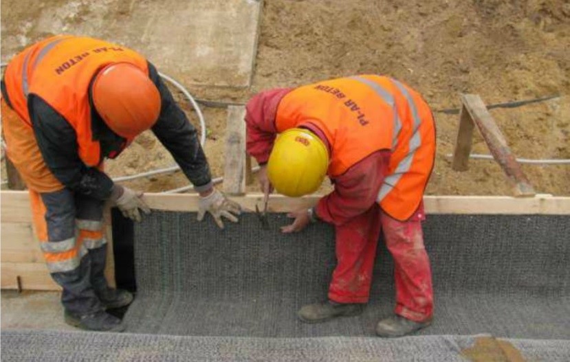 7) Щоб уникнути зсуву матів під час бетонних робіт, мати прибиваю до ізольованої поверхні або опалубці уздовж поздовжніх і поперечних нахлестов, цвяхами зі спеціальними капелюшками з кроком 30-40 см або зшивають