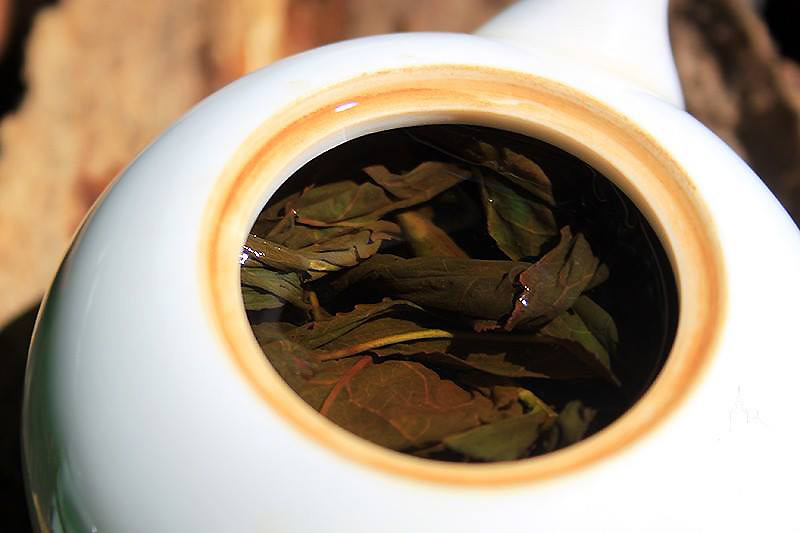 До чайному москвичеві Денису Шумакову оброблені листя потрапили через місяць - на той час вони втратили якісні характеристики, які нам вдалося отримати тоді в Мукачево, - у завареного з них напою майже не було запаху і кольору