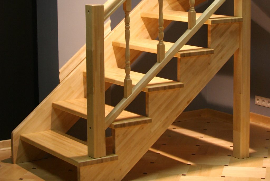 Дерев'яні сходи, виготовлена ​​своїми руками, виглядає красиво і багато, при цьому обійдеться порівняно недорого